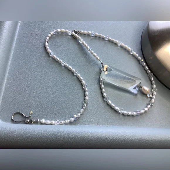 Beautiful Fresh Water Pearls and Crystal Necklace - Picture 3 of 3